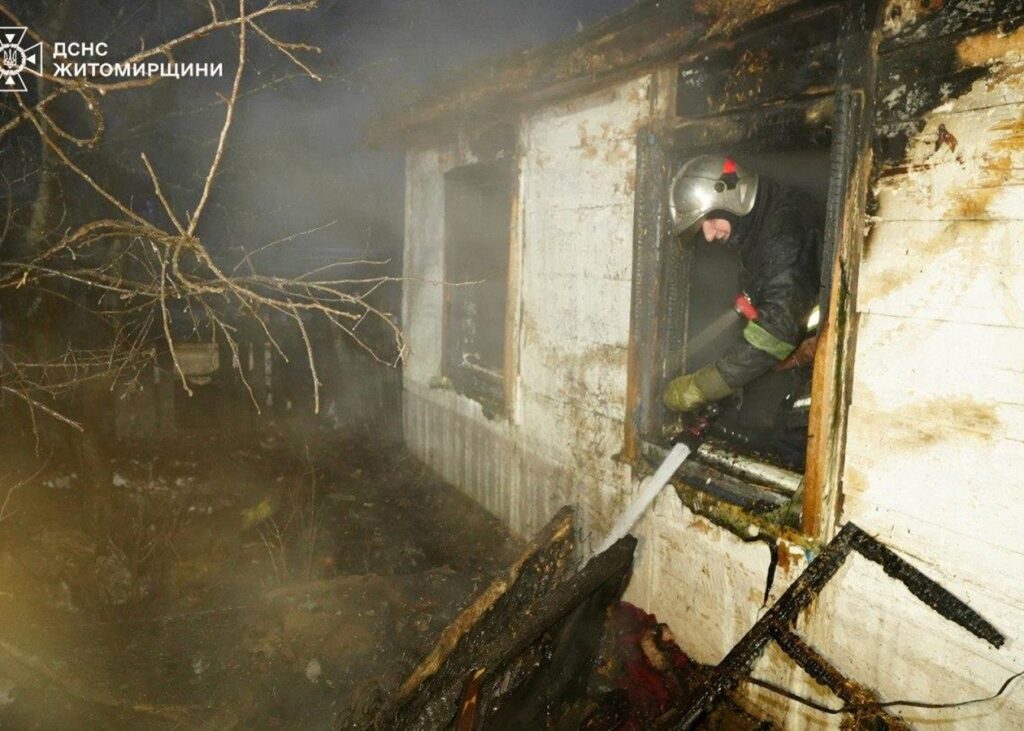 На Житомирщині жінка і двоє дітей загинули під час пожежі