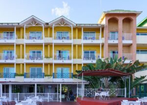 Російських туристів почали виселяти з готелів на Кубі