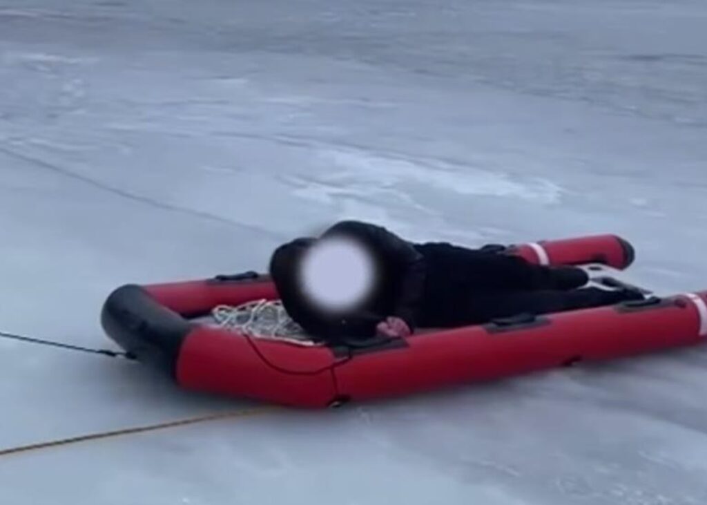 У Києві двоє підлітків провалилися під лід