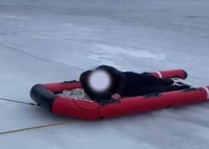 У Києві двоє підлітків провалилися під лід