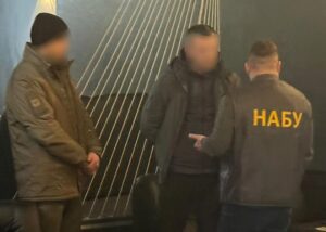 Працівника СБУ затримали під час одержання $68 тисяч хабаря