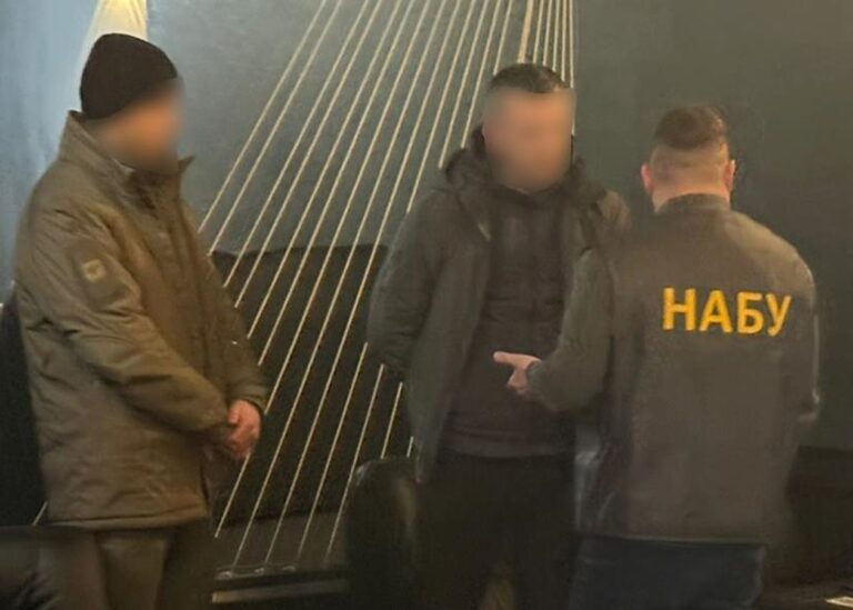 Працівника СБУ затримали під час одержання $68 тисяч хабаря