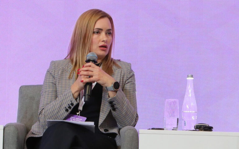 Член наглядової ради ПриватБанку Юлія Мецгер здає квартири росіянам у Туреччині, отримуючи мільйони від української держави