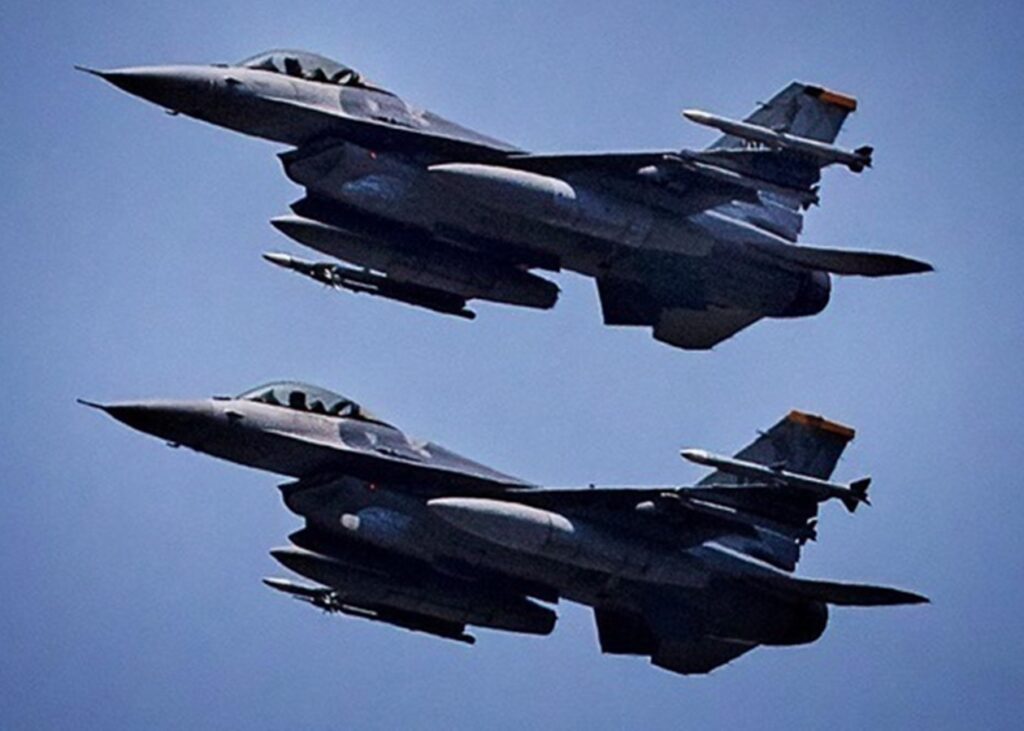 Ескадрилья F-16 з іноземними пілотами обороняє небо Києва – ЗМІ