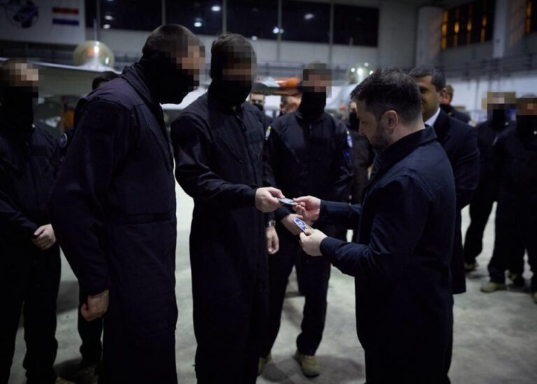 Зеленський у Румунії зустрівся з українськими пілотами F-16