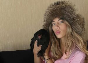 Курка на манікюрі. Одеситка принесла пташку у салон