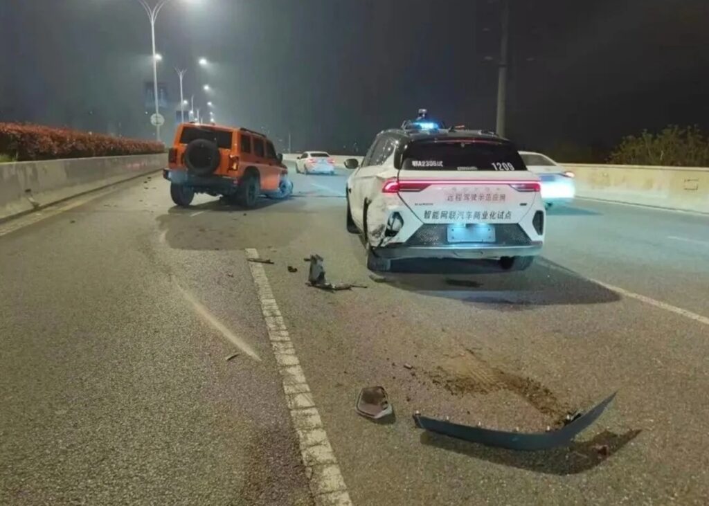 У Китаї сотні безпілотних таксі "замерли" посеред трас