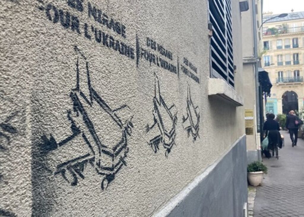 У Франції оголосили вироки групі молдаван за "українські" графіті з трунами