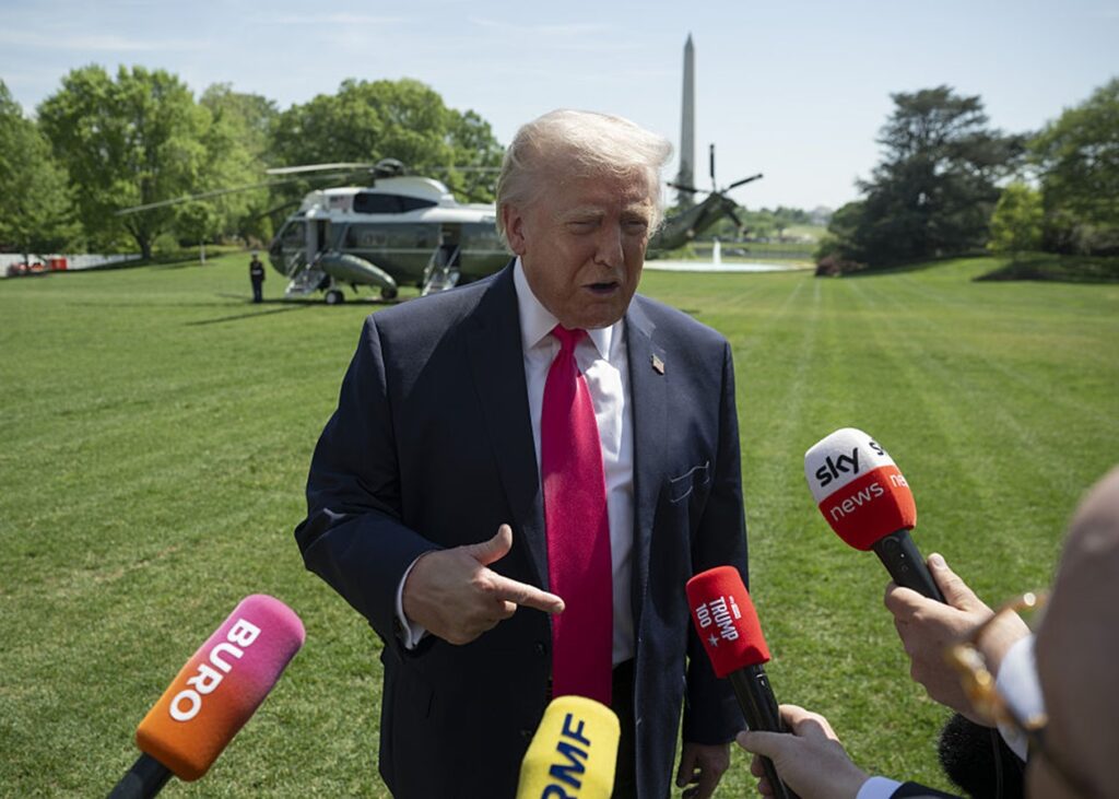 Трамп показав дивне фото, яким прикрасив Білий дім