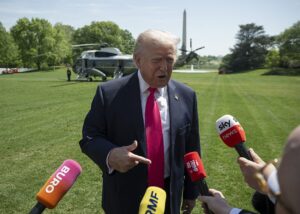 Трамп показав дивне фото, яким прикрасив Білий дім