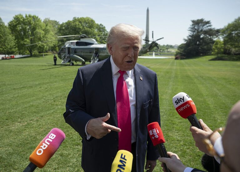 Трамп показав дивне фото, яким прикрасив Білий дім