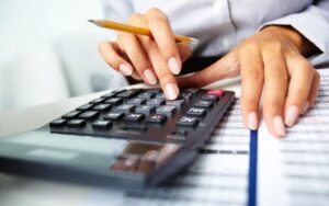 Час спливає: Кому і чому терміново потрібно оцифрувати трудову книжку в Україні
