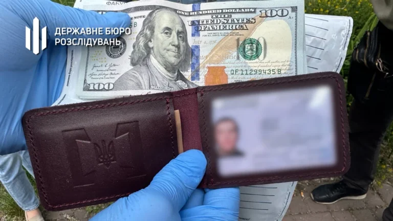“15 тисяч доларів за закриття справи”: ДБР затримало двох працівників БЕБ через хабарі