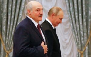 Зв’язані одним ланцюгом з зашморгом: Рецесія в Росії обвалила економіку Білорусі – розвідка
