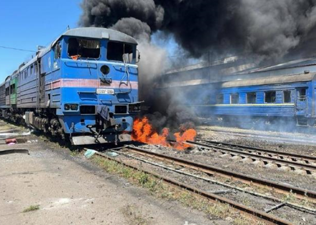 На Миколаївщині росіяни пошкодили локомотив та два вагони