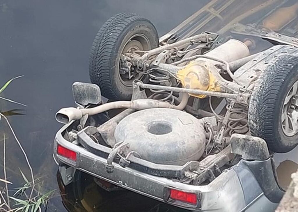 На Миколаївщині автівка з пʼятьма дітьми впала з мосту