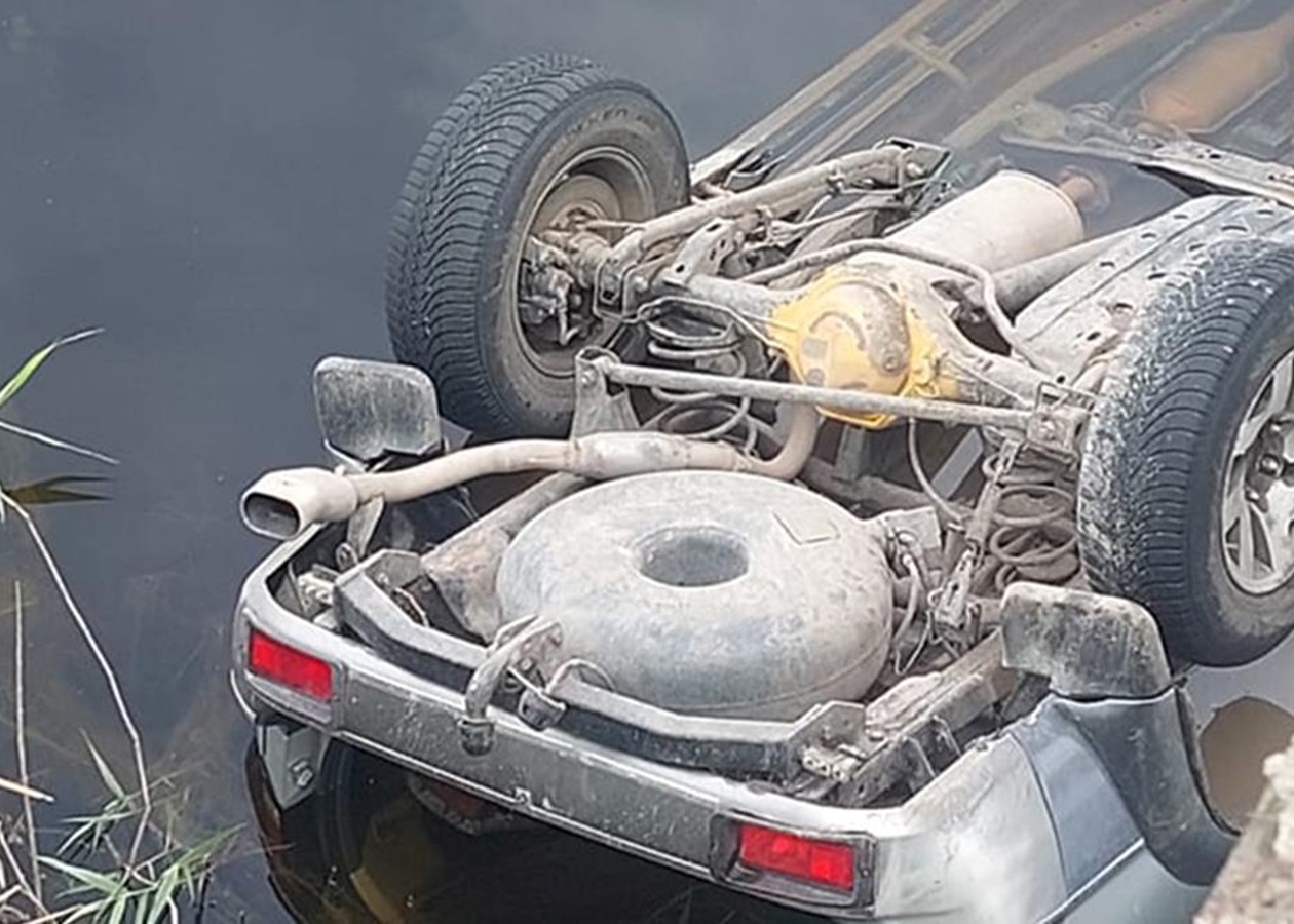 На Миколаївщині автівка з пʼятьма дітьми впала з мосту