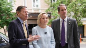 Конгресмени США розкритикували послаблення нафтових санкцій проти РФ: “Це лише збагачує Росію”