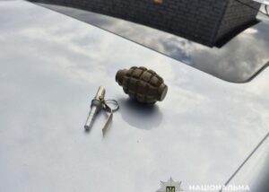 Наркодилер погрожував гранатою під час затримання