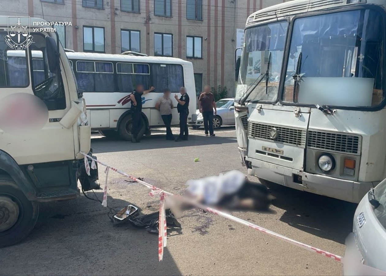 На Закарпатті вантажівка в’їхала у людей, які виходили з автобуса