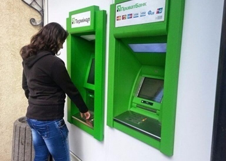 ПриватБанк обмежив видачу готівки