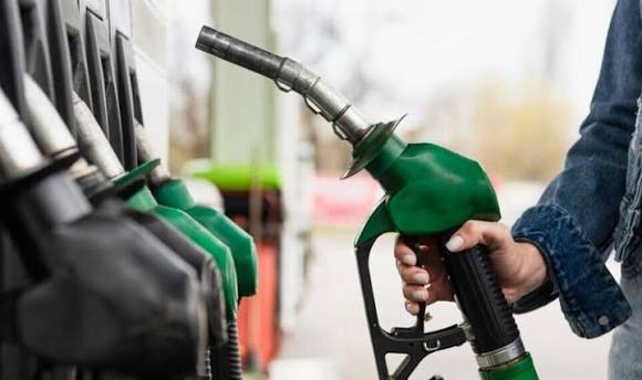 Ціни на АЗС знову переписали: що відбувається з бензином і газом в Україні