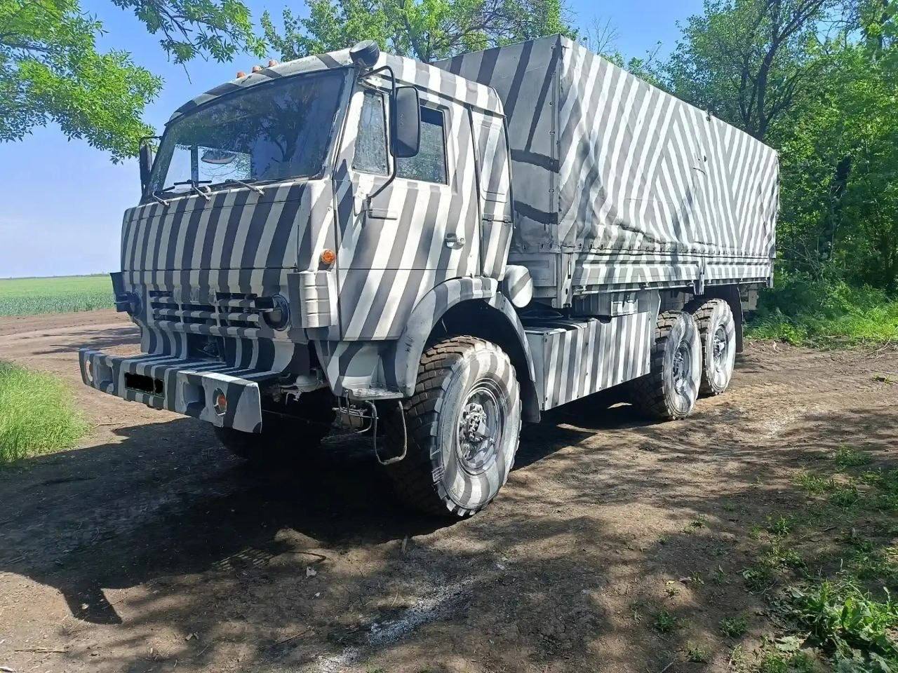КамАЗи-зебри на фронті: росіяни вигадали дивний захист від українських дронів, але експерти побачили проблему