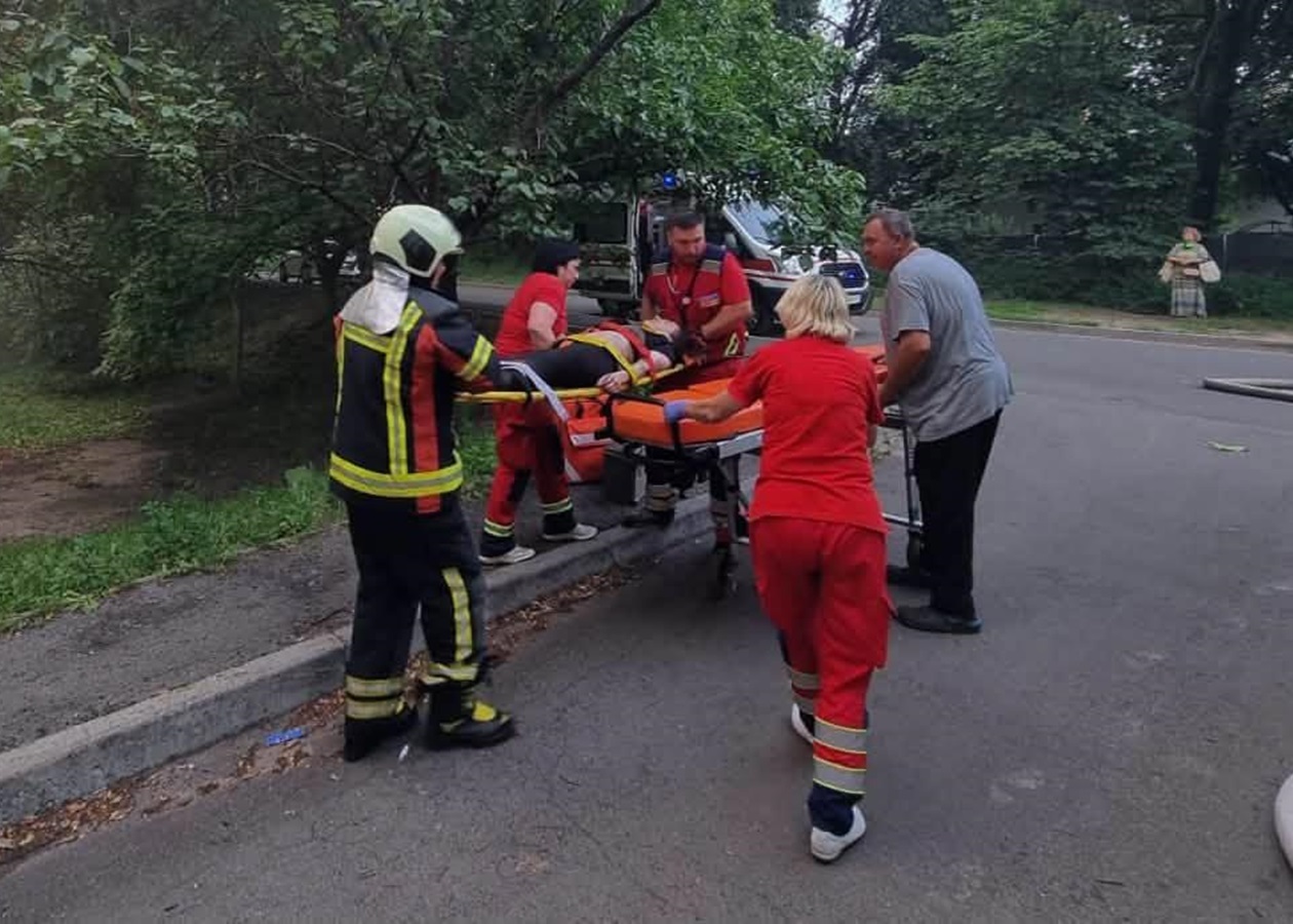 У Києві жінка вижила після падіння з балкону під час пожежі