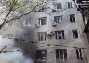 Росіяни вдарили по Херсону, є жертва та поранені