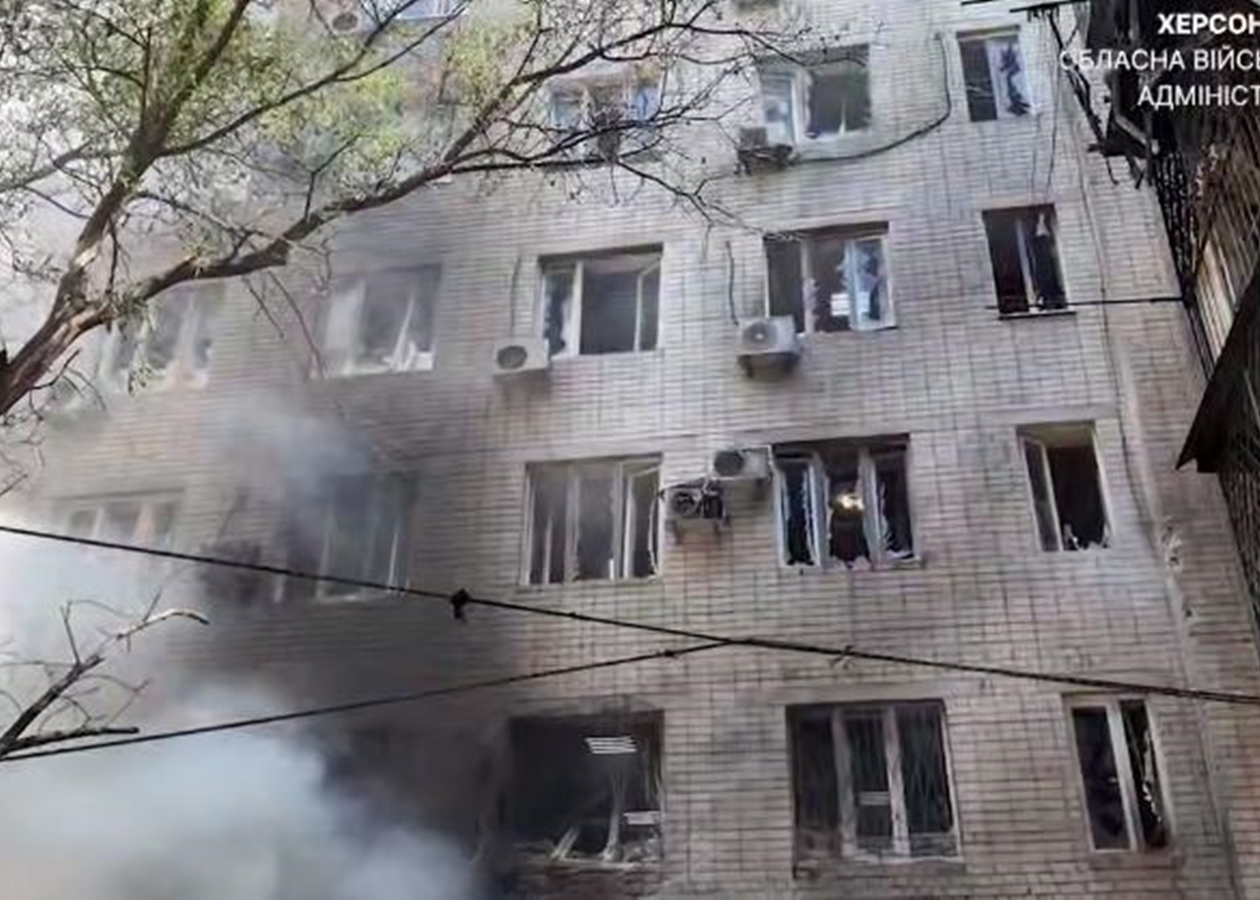 Росіяни вдарили по Херсону, є жертва та поранені
