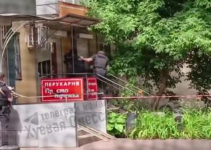 В Одесі затримали чоловіка, який у перукарні захопив заручників
