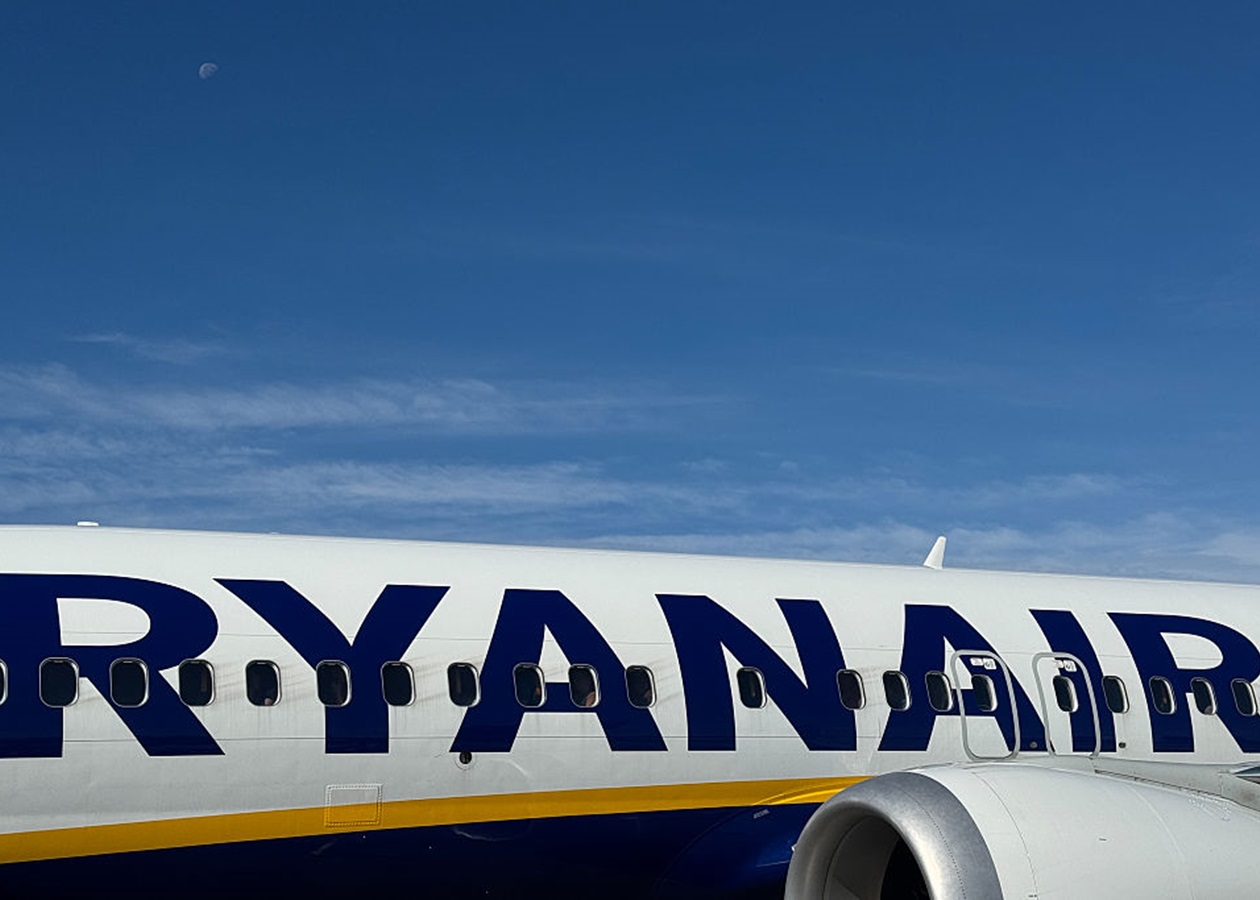 Пасажира затягнуло у розбите вікно літака Ryanair