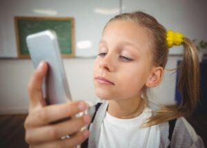 Чехія вводить жорстку заборону на телефони у школах: що зміниться