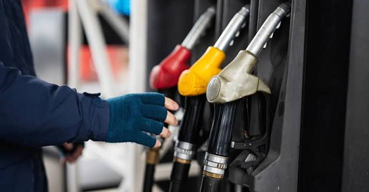 Ціни на АЗС знову пішли вгору: скільки тепер коштує повний бак і чого чекати водіям