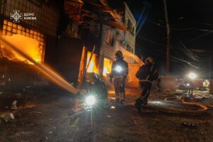 Росія вдарила по Києву балістичними ракетами: загинули люди, палали склади та будівлі, ДСНС показала наслідки атаки