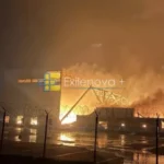Друга спроба увінчалась успіхом: ​У передмісті Воронежа після серії вибухів палає один з найбільших у РФ маркетплейсів Wildberries