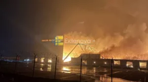 Друга спроба увінчалась успіхом: ​У передмісті Воронежа після серії вибухів палає один з найбільших у РФ маркетплейсів Wildberries
