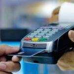 Бережіться! Шахраї знайшли спосіб списувати гроші зі старих банківських карток – як працює нова схема