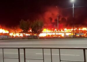 У Єнакієвому після атаки палав ТЦ – соцмережі