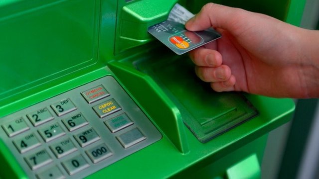 Гроші зникають, а покупки не оплачені: у ПриватБанку стався масштабний збій