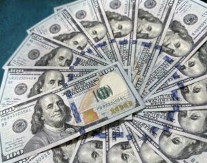 Долар знову нижче 45 гривень: де 25 серпня купити валюту найдешевше