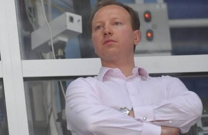 Банкір Сергій Дядечко продовжує обслуговувати операції підсанкційного Іванющенко в Європі