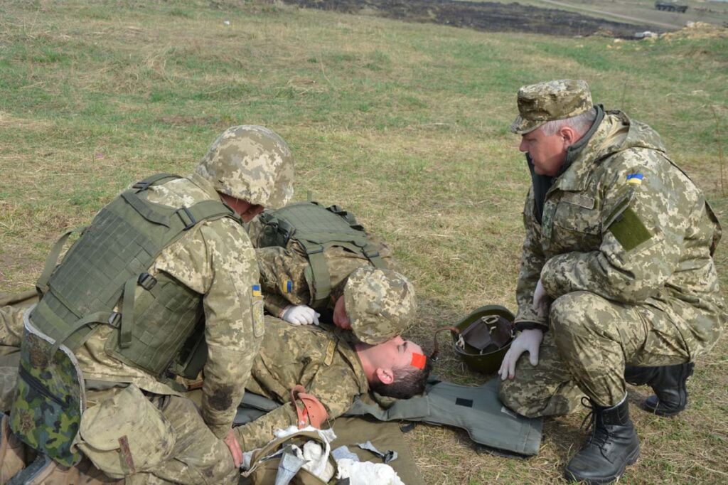 Пережив окупацію і повернувся в Україну: медбрат із Харківщини допомагає ветеранам відновлюватися
