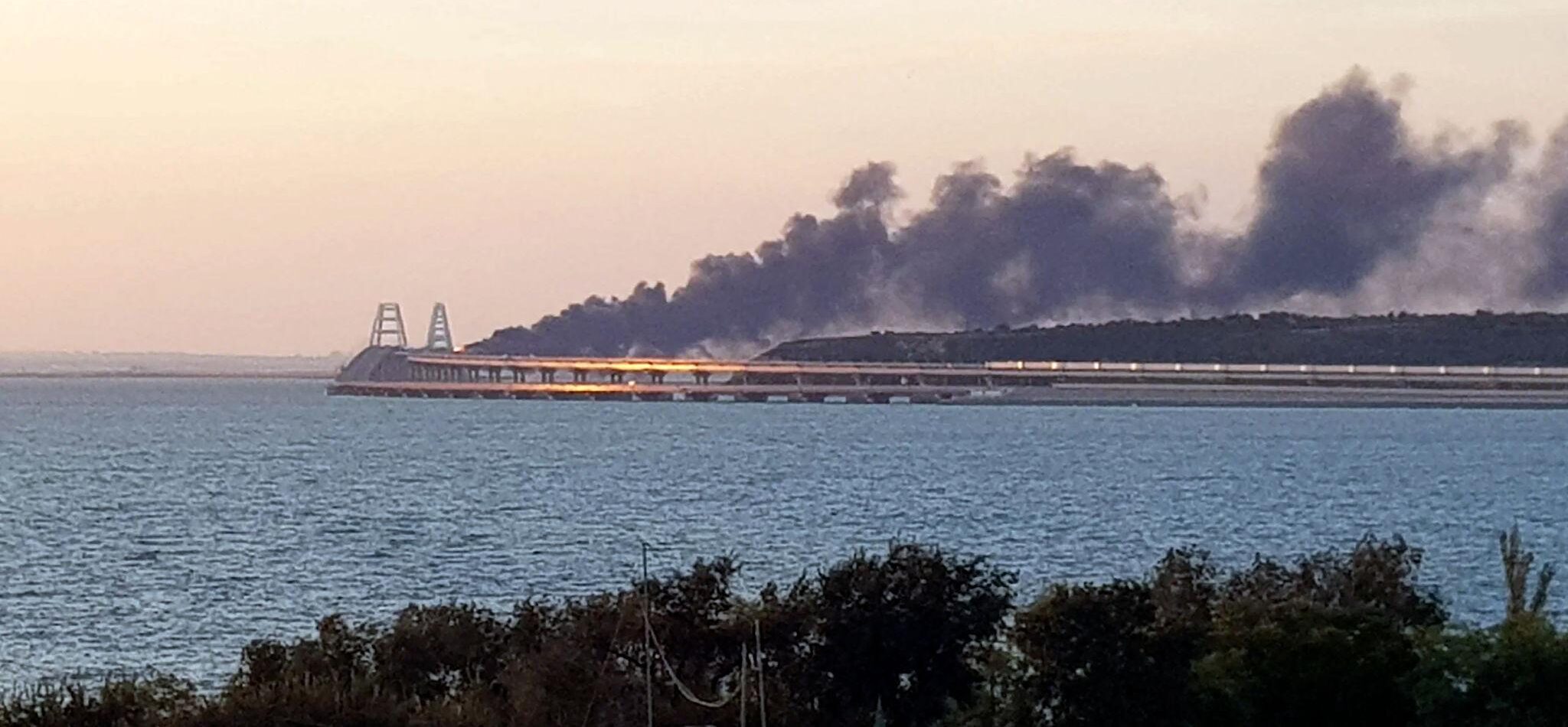 Ніч вибухів у Росії та Криму: дрони атакували Керч, спалахнув гігантський хаб Wildberries