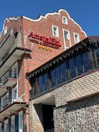 Конфісковане майно на відновлення: ФДМУ готує до аукціону готель AmstelSki у Буковелі