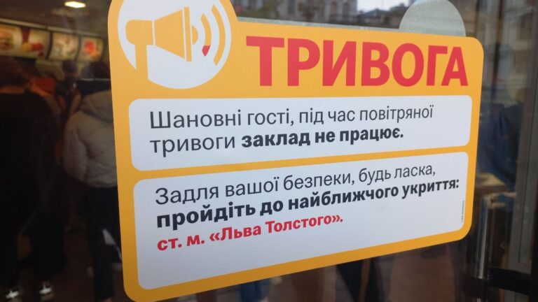 Бізнесу дали три місяці на укриття: як працюватимуть магазини й заклади під час тривог