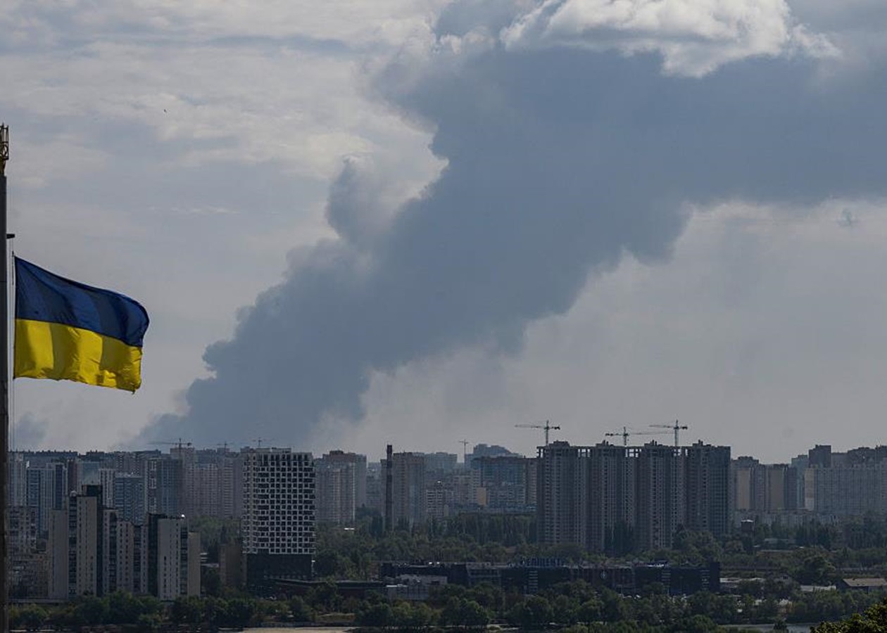 У Києві палає будинок після влучання "шахеда"