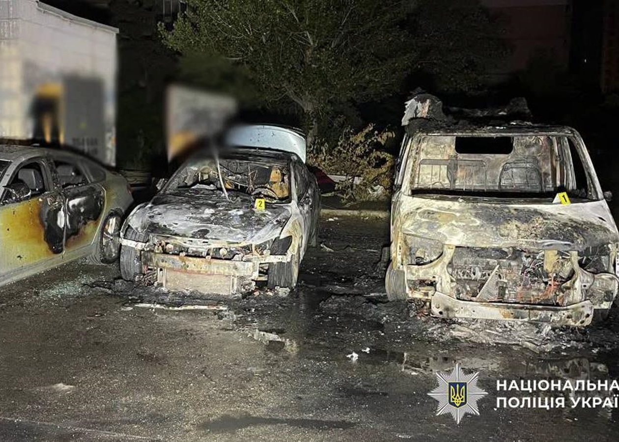 У Києві чоловік за $1000 підпалив військове авто