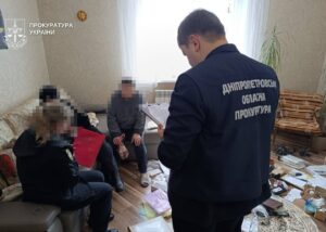 У Дніпрі подружжя обвинувачують у катуванні шістьох прийомних дітей