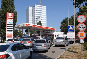 Росія почала втрачати паливний тил: удари по НПЗ залишили РФ без третини необхідного бензину